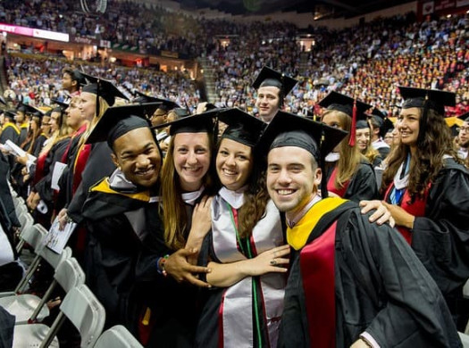 セレブたちのスピーチも注目の的 －アメリカの大学の卒業式－イメージ