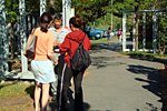 話し合う3人