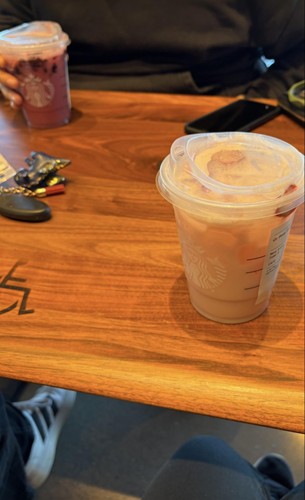 友達と一緒に行ったスターバックス。アメリカにしかないメニューもあります！