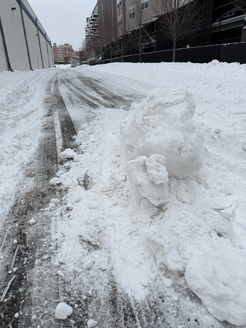 わかりにくいかもしれませんが、私の身長ぐらいの雪の塊が道の真ん中で残されていました。