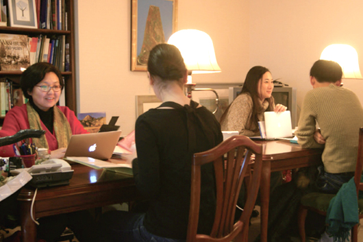 オフィスで留学相談中