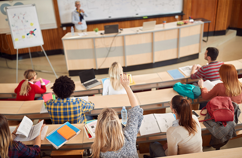 アメリカの大学で授業中に手を上げる学生