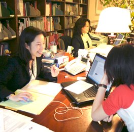 大学のホームページを見ながら相談中